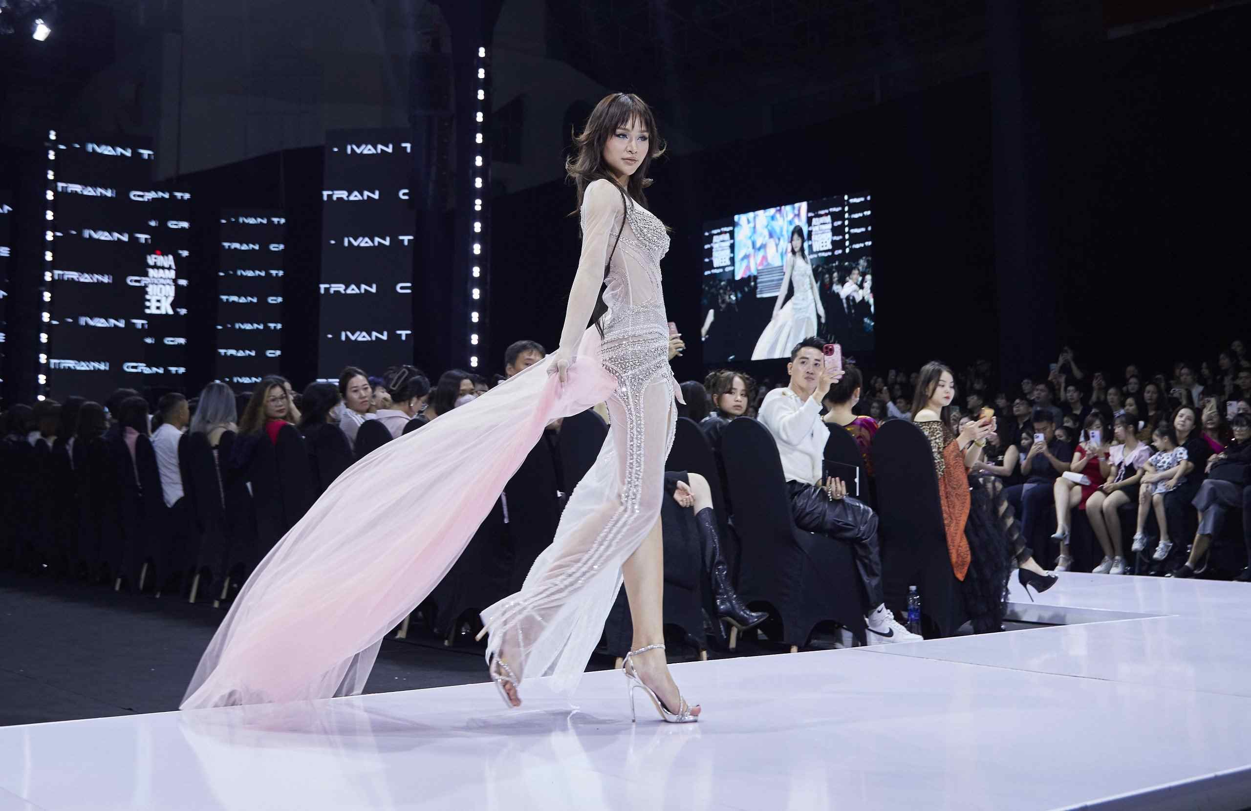 Lê Thu Trang tạo dấu ấn khi lần đầu làm vedette. Ảnh: BTC.