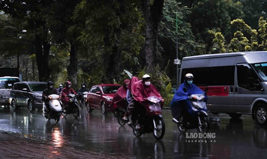 Không khí lạnh tiếp tục gây mưa ở Hà Nội trong đêm nay và ngày mai 14.11. Ảnh: Hồng Diệp. 