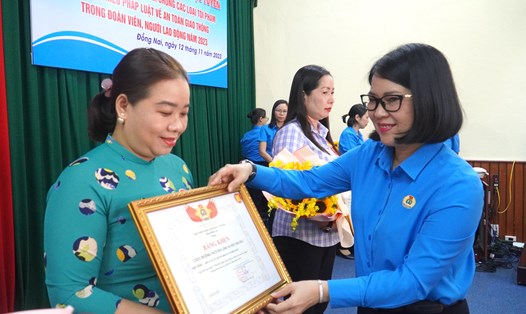 Bà Nguyễn Thị Như Ý - Chủ tịch LĐLĐ tỉnh Đồng Nai trao giải cho các cá nhân, tập thể đạt giải. Ảnh: Hà Anh Chiến