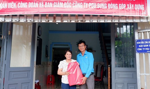 Bàn giao Mái ấm Công đoàn cho chị Võ Thị Thùy Linh hiện là công nhân Công ty TNHH Pousung Việt Nam. Ảnh: Hà Anh Chiến