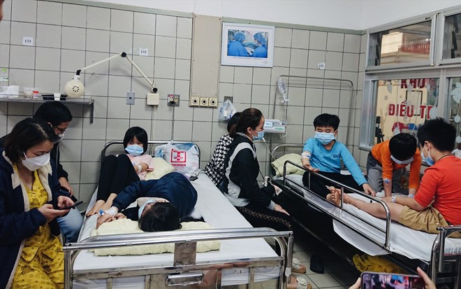 Các học sinh trường  Kim  Giang  (Hà  Nội) bị  ngộ  độc  hồi  đầu  năm 2023. Ảnh: Thuỳ Linh