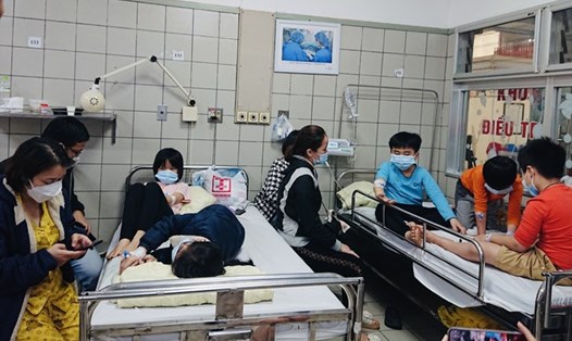 Các học sinh trường  Kim  Giang  (Hà  Nội) bị  ngộ  độc  hồi  đầu  năm 2023. Ảnh: Thuỳ Linh
