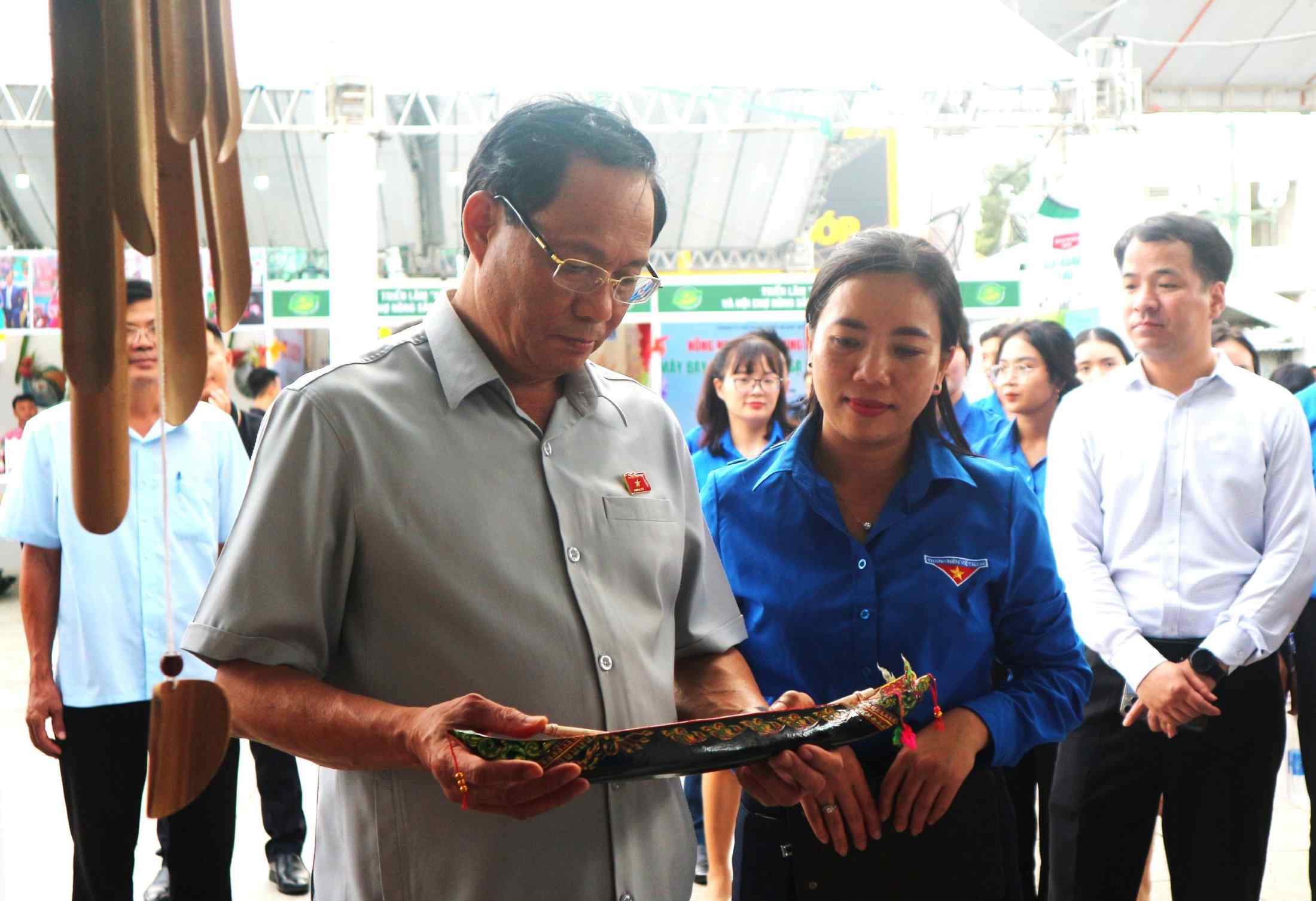 Phó Chủ tịch Quốc hội Trần Quang Phương tham quan mô hình dự thi Cuộc thi Dự án Khởi nghiệp Thanh niên nông thôn năm 2023. Ảnh: P.A