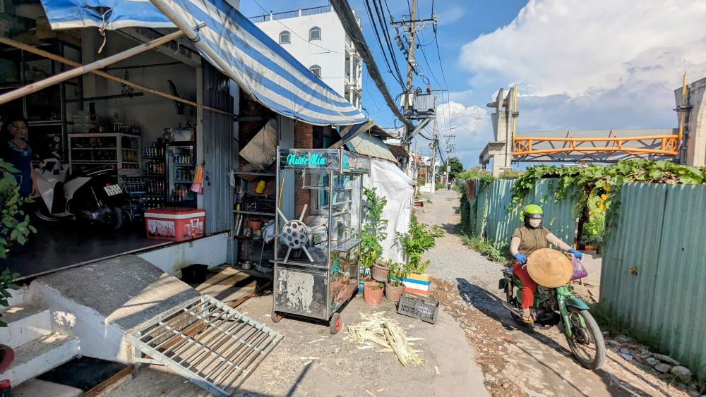 Đây là nỗi khổ mà những hộ dân có nhà mặt tiền đường Phú Định, nơi đang xây dựng 1 trong 6 cống điều tiết thuộc dự án giải quyết ngập do triều của TPHCM phải gánh chịu suốt nhiều năm qua.  