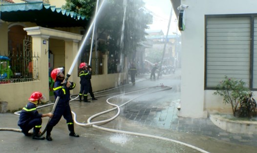 Lực lượng Cảnh sát PCCC&CNCH Công an tỉnh Ninh Bình thực tập phương án chữa cháy và cứu nạn, cứu hộ tài toà nhà Phương Mai. Ảnh: Diệu Anh