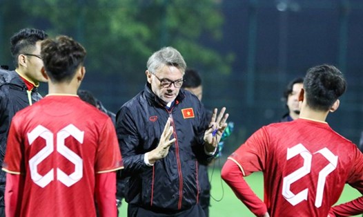 Huấn luyện viên Troussier công bố danh sách rút gọn đội tuyển Việt Nam. Ảnh: VFF