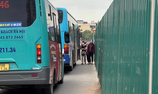 Ám ảnh những điểm chờ xe buýt mất an toàn trên đường Âu Cơ. Ảnh: Trà My
