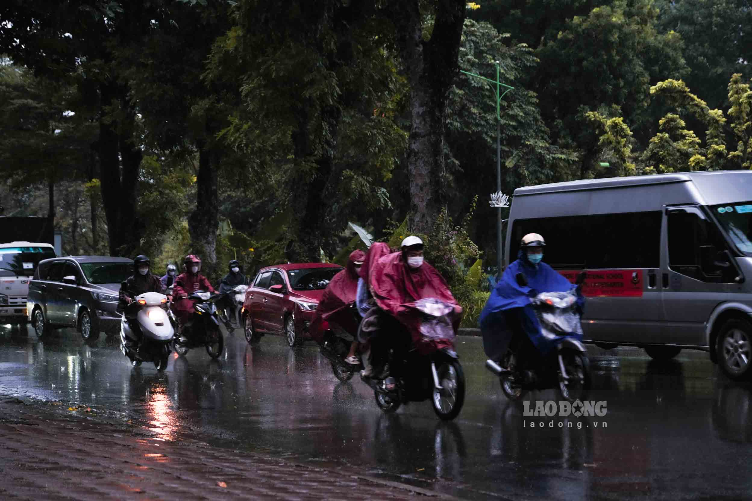 Theo ghi nhận của phóng viên, vào lúc 7h30, trời chuyển mưa lớn, người dân di chuyển chậm hơn nên xuất hiện ùn tắc ở một số con đường.