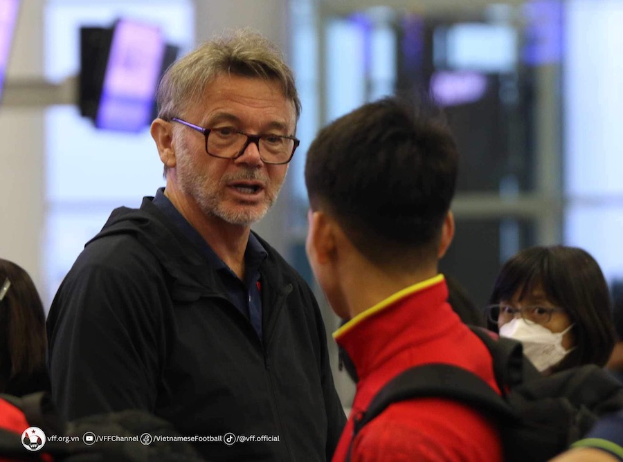 Huấn luyện viên Troussier căn dặn học trò trước khi lên máy bay di chuyển sang Philippines. Ảnh: VFF