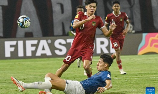 U17 Indonesia (áo đỏ) đã có 1 điểm tại vòng bảng giải World Cup U17. Ảnh: Xinhua