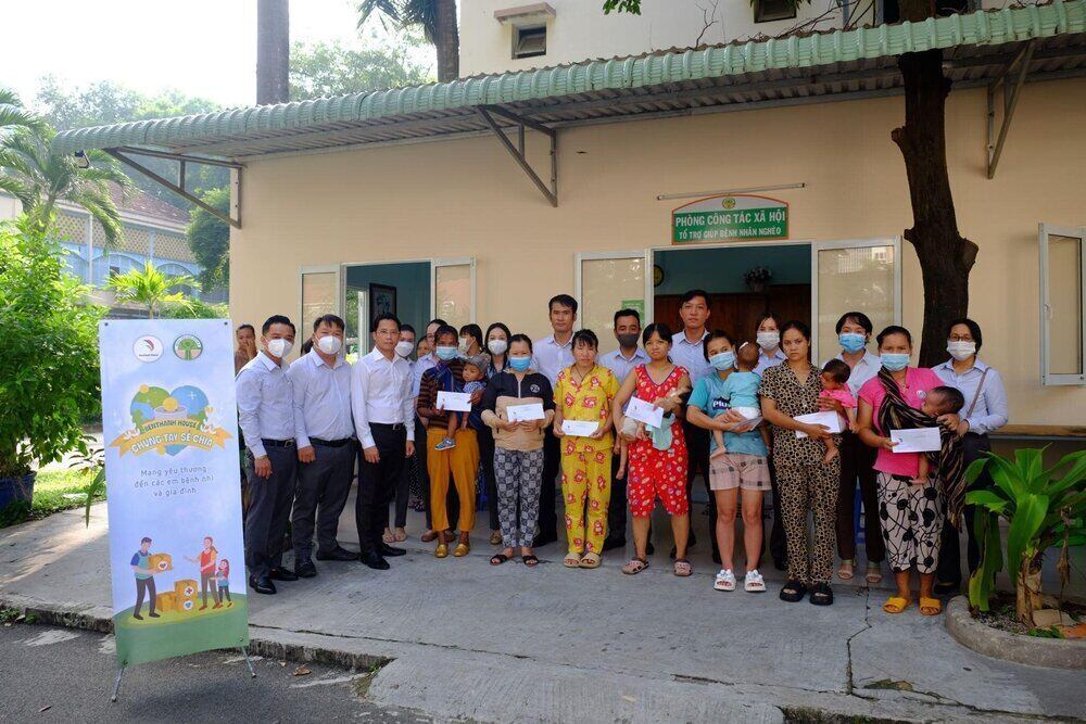 ÀCO Homes trao quà cho trẻ em tại Bệnh viện Nhi đồng II (Ảnh: ÀCO Homes)