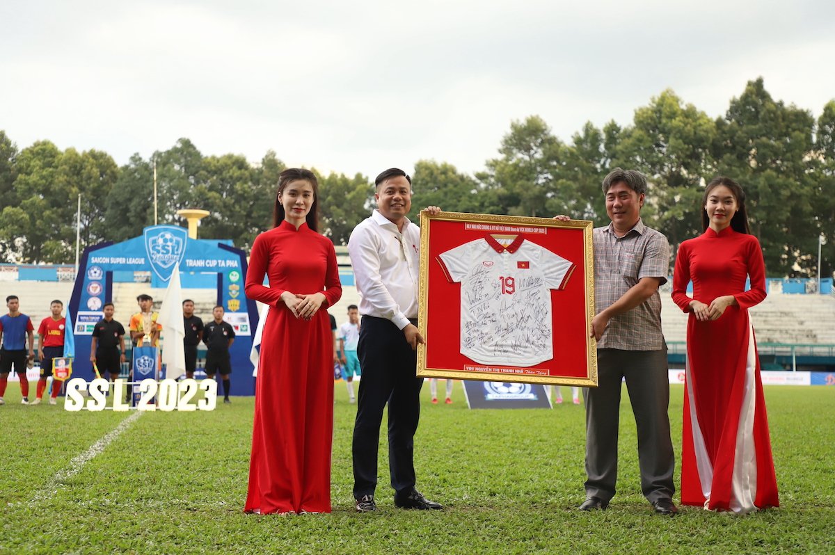 Áo đấu của tiền vệ Thanh Nhã được bán đấu giá để gây quỹ từ thiện tại giải bóng đá phong trào. Ảnh: Đình Thảo