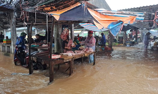 Ngập lụt ở chợ Lối, xã Quang Lộc (huyện Can Lộc). Ảnh: Quốc Hiệp