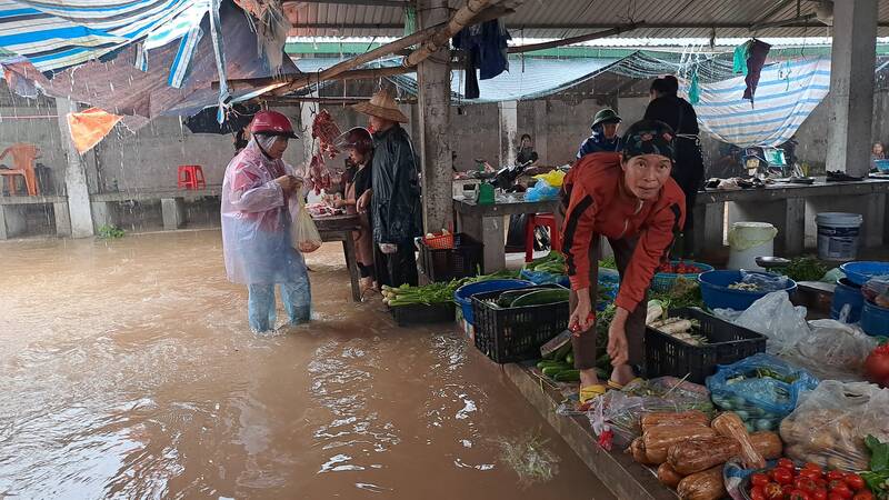 Ngập vào chợ Lối ở xã Quang Lộc. Ảnh: Quốc Hiệp.