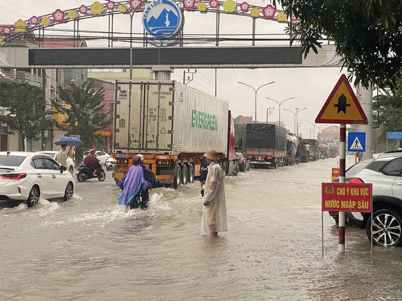 Quốc lộ 1 đoạn qua thị trấn Nghèn bị ngập. Ảnh: Can Lộc.