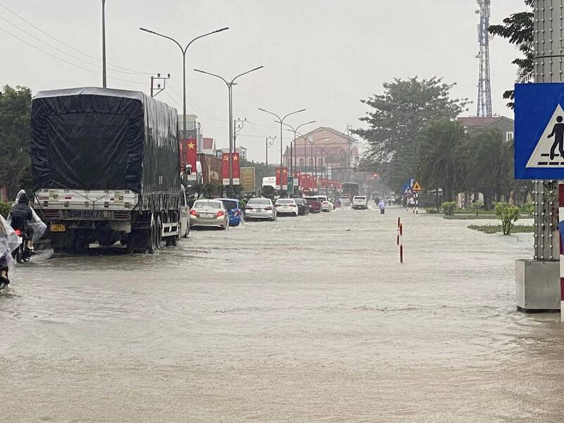 Quốc lộ 1 qua thị trấn Nghèn bị ngập dài. Ảnh: Can Lộc.
