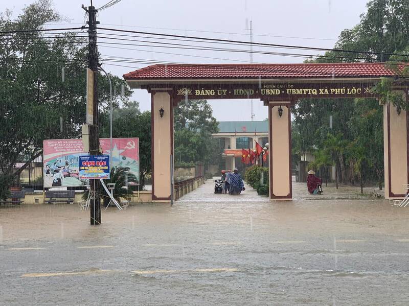Ngập sâu đường vào trụ sở xã Phú Lộc. Ảnh: Can Lộc.