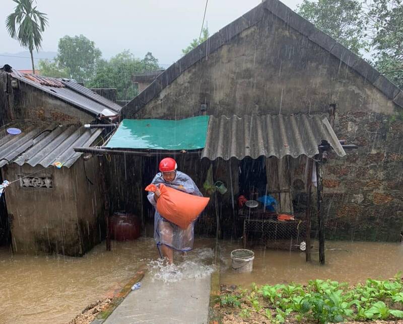 Người dân nhà ở vùng trũng thấp của huyện Can Lộc phải di chuyển lúa đến nơi khác. Ảnh: Can Lộc.