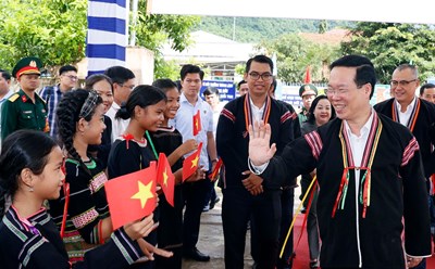 Chủ tịch nước Võ Văn Thưởng với người dân tại Liên khu dân cư xã Suối Trai, huyện Sơn Hoà. Ảnh: Trần Vương