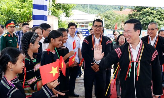 Chủ tịch nước Võ Văn Thưởng với người dân tại Liên khu dân cư xã Suối Trai, huyện Sơn Hoà. Ảnh: Trần Vương