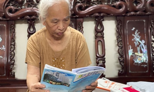 Bà Lưu mong mỏi người già sẽ được nhận trợ cấp hưu trí xã hội ở độ tuổi 75. Ảnh: Lan Phương