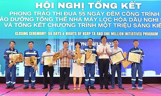 Phó Chủ tịch Công đoàn Dầu khí Việt Nam Nguyễn Mạnh Kha (thứ 3, từ phải sang) trao khen thưởng cho các cá nhân có thành tích xuất sắc trong Chương trình 1 triệu sáng kiến. Ảnh: CĐCS