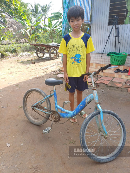 Chiếc xe đạp cũ bị hư phải sửa liên tục nhưng đó là phương tiện duy nhất giúp cháu Tới vượt chặng đường 24km mỗi ngày đến trường. Ảnh: Diệu Hiền