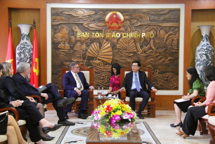 Phó Trưởng ban Ban Tôn giáo Chính phủ Nguyễn Tiến Trọng tiếp Chủ tịch Viện Liên kết Toàn cầu - IGE Bob Roberts. Ảnh: Thanh Hà