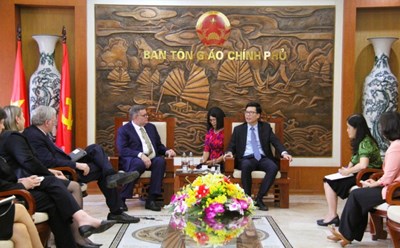 Phó Trưởng ban Ban Tôn giáo Chính phủ Nguyễn Tiến Trọng tiếp Chủ tịch Viện Liên kết Toàn cầu - IGE Bob Roberts. Ảnh: Thanh Hà