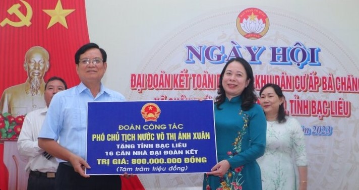 Phó Chủ tịch Nước Võ Thị Ánh Xuân tặng 16 căn nhà Đại đoàn kết cho hộ nghèo của tỉnh Bạc Liêu trị giá 800 triệu đồng. Ảnh: Nhật Hồ