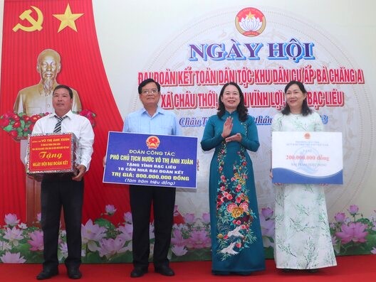 Phó chủ tịch nước Võ Thị Ánh Xuân tặng quả cho người nghèo tỉnh Bạc Liêu. Ảnh: Nhật Hồ