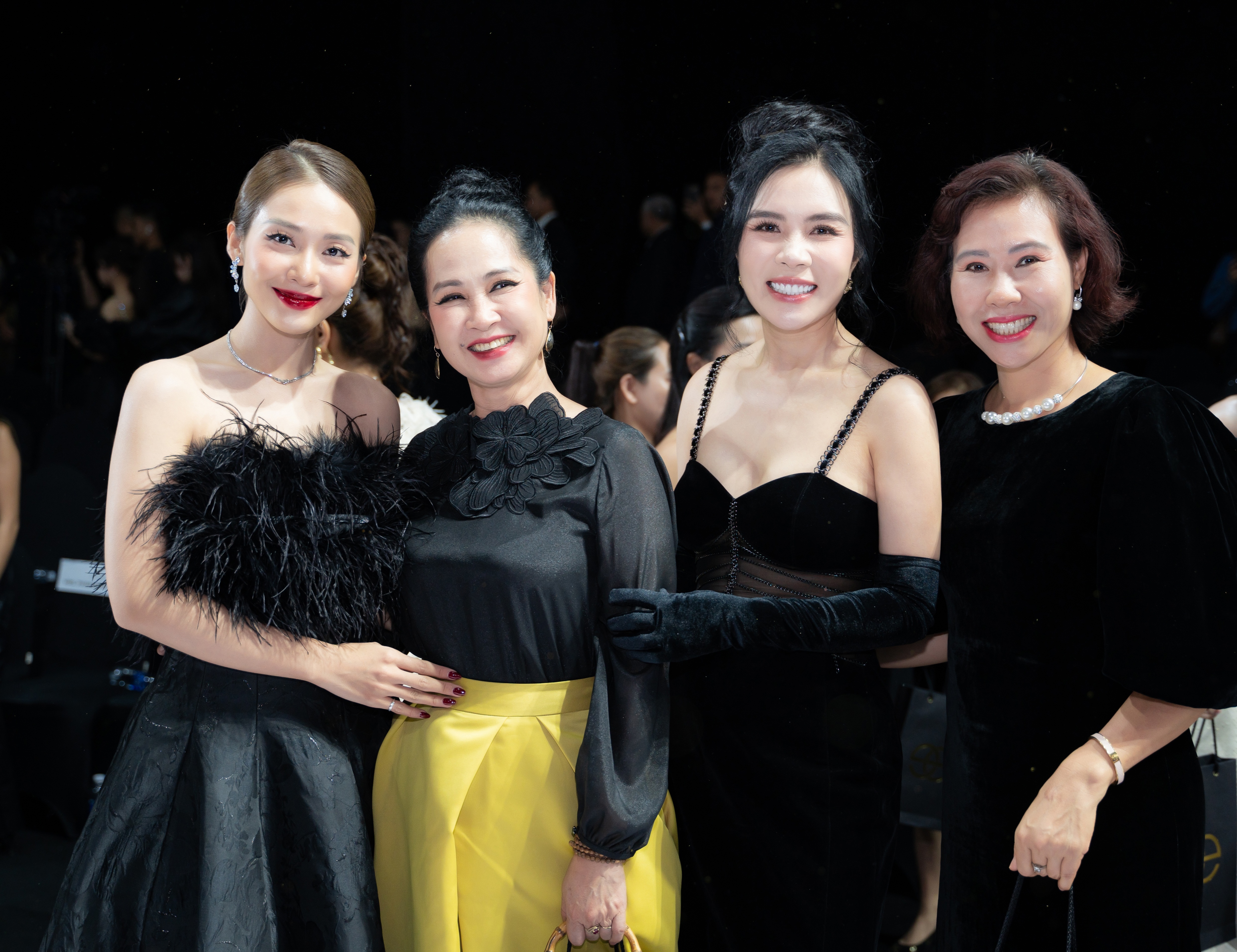 Dàn sao Việt cùng hội ngộ trong show thời trang tổ chức tại Hà Nội. Ảnh: BTC