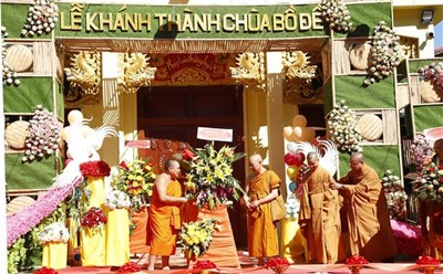 Lãnh đạo Liên minh Phật giáo Lào (trái) tặng hoa chúc mừng Chùa Bồ Đề Lào tại buổi lễ. Ảnh: Thanh Hà