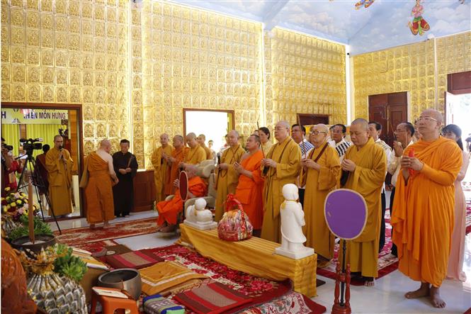 Lãnh đạo Phật giáo Việt Nam và Lào và các chư tăng hai nước dâng hương tại tòa Chánh điện mới, cầu mong những điều tốt lành cho Chùa Bồ Đề Lào tại buổi lễ. Ảnh: Thanh Hà