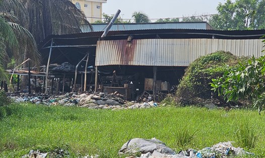 Hiện trường vụ cháy cơ sở nhựa rộng hàng trăm m2. Ảnh: Trần Minh