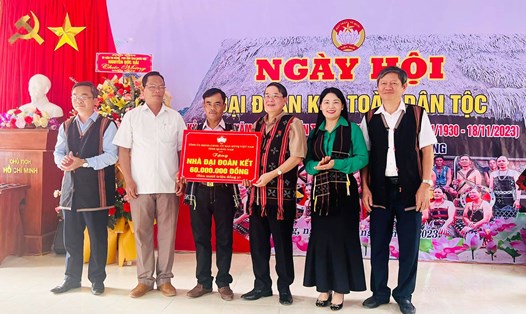 Phó Chủ tịch Quốc hội Nguyễn Đức Hải trao tặng Nhà đại đoàn kết cho bà con. Ảnh: Thanh Hà