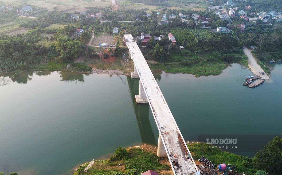 Theo ghi nhận trong ngày 12.11, phần cầu bắc qua qua sông Gâm cơ bản đã thi công xong, các nhà thầu đang tập trung hoàn thiện hạng mục phụ trợ như mặt và lan can cầu. Đây là công trình cấp II, có chiều dài cầu gần 300 m, đường dẫn hai đầu cầu dài trên 1.900 m.