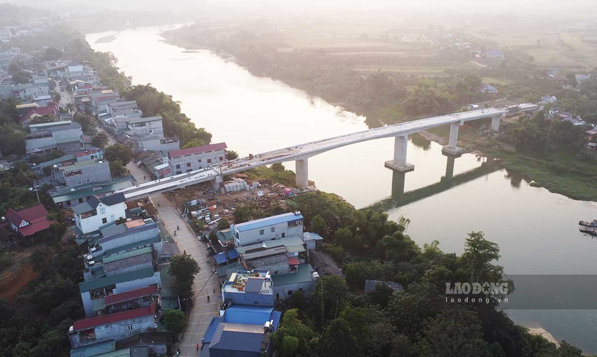 Theo Ban Quản lý dự án đầu tư xây dựng các công trình giao thông tỉnh Tuyên Quang, theo Nghị quyết của HĐND tỉnh thời gian thực hiện dự án cầu Xuân Vân là từ năm 2020 - 2024. Về tổng thể dự án thì không bị chậm tiến độ nhưng theo một số hạng mục như đường dẫn thì đang bị chậm vì chưa có mặt bằng.