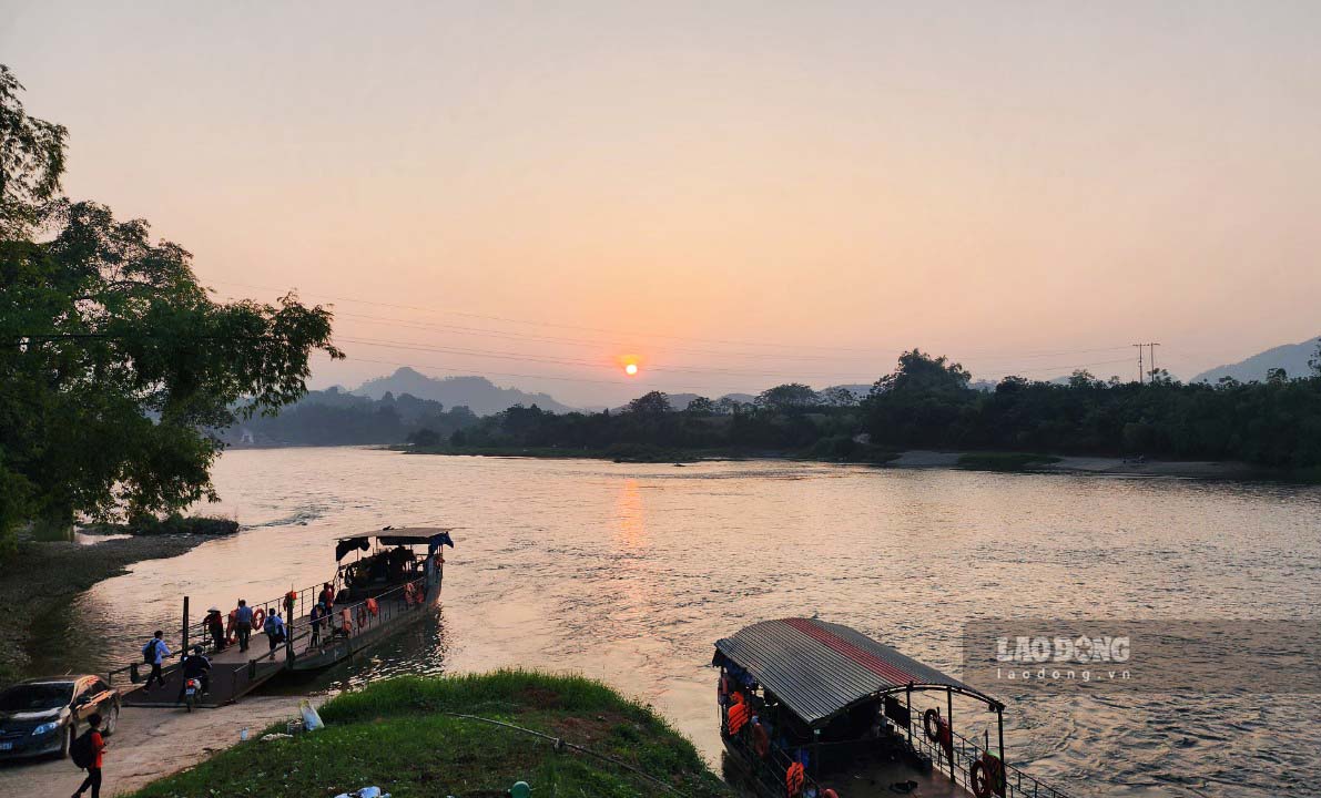 Trong khi chờ đợi, những chuyến đò vượt sông Gâm dưới chân cầu Xuân Vân vẫn hối hả chở khách qua sông.