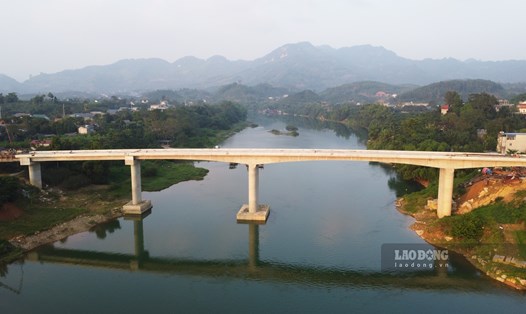 Cầu Xuân Vân vượt sông Gâm (huyện Yên Sơn, Tuyên Quang). Ảnh: Nguyễn Tùng.