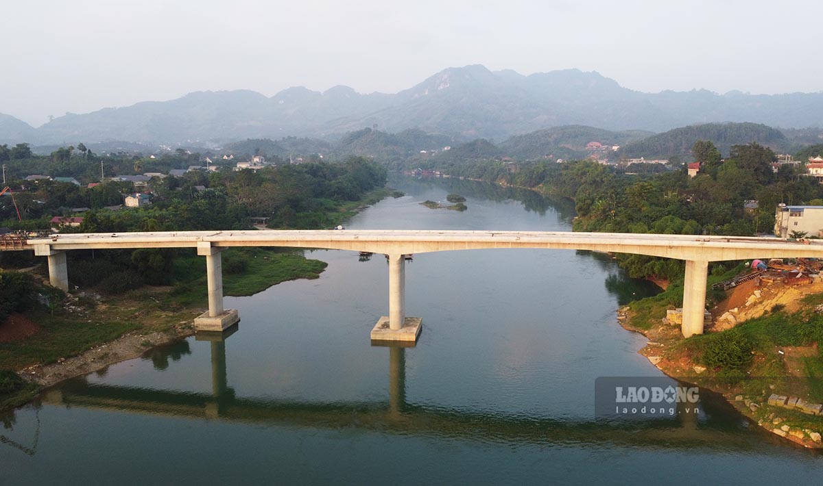 Cầu Xuân Vân vượt sông Gâm nối liền các xã Phúc Ninh và Xuân Vân (huyện Yên ) được khởi công tháng 11.2022 với tổng mức đầu tư 278 tỉ đồng vốn ngân sách. Công trình do Ban Quản lý dự án đầu tư xây dựng các công trình giao thông tỉnh Tuyên Quang làm chủ đầu tư.