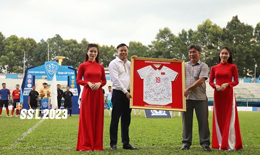 Áo đấu của tiền vệ Thanh Nhã được bán đấu giá để gây quỹ từ thiện tại giải bóng đá phong trào. Ảnh: Đình Thảo