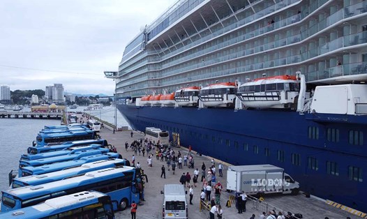 Siêu du thuyền Celebrity Solstice cập cảng Quốc tế Hạ Long đem theo 2.670 du khách Âu, Mỹ. Ảnh: Đoàn Hưng