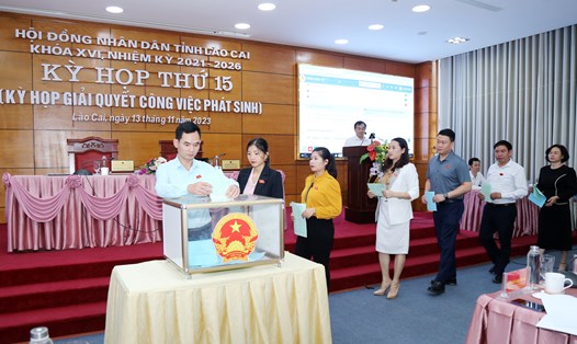 Kỳ họp thứ 15 HĐND tỉnh Lào Cai khóa XVI, nhiệm kỳ 2021 - 2026 tiến hành lấy phiếu tín nhiệm với các vị trí lãnh đạo chủ chốt. Ảnh: Thành Phú