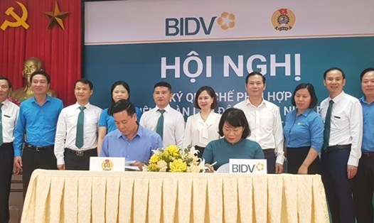LĐLĐ tỉnh Ninh Bình và Ngân hàng BIDV Chi nhánh Ninh Bình ký kết quy chế phối hợp, hỗ trợ CNLĐ vay vốn. Ảnh: Diệu Anh