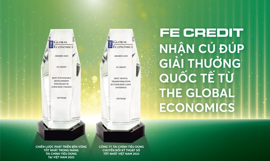 FE CREDIT được The Global Economics xướng danh giải thưởng “Công ty tài chính tiêu dùng chuyển đổi kỹ thuật số tốt nhất Việt Nam” và “Chiến lược phát triển bền vững tốt nhất trong mảng tài chính tiêu dùng tại Việt Nam 2023”. Ảnh: Fe Credit