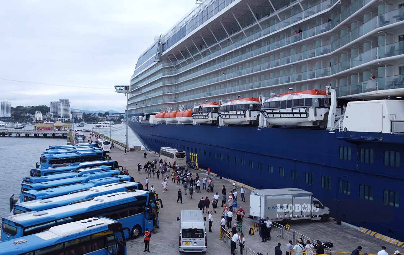 2670 du khách trên tàu Siêu du thuyền Celebrity Solstice sẽ chia thành 40 đoàn tham quan Hạ Long, Hà Nội và Hải Phòng. Ảnh: Đoàn Hưng