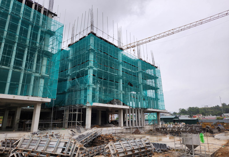 Chủ đầu tư dự án xây dựng toà nhà hợp khối là Ban Quản lý dự án Đầu tư và Xây dựng tỉnh Cao Bằng.