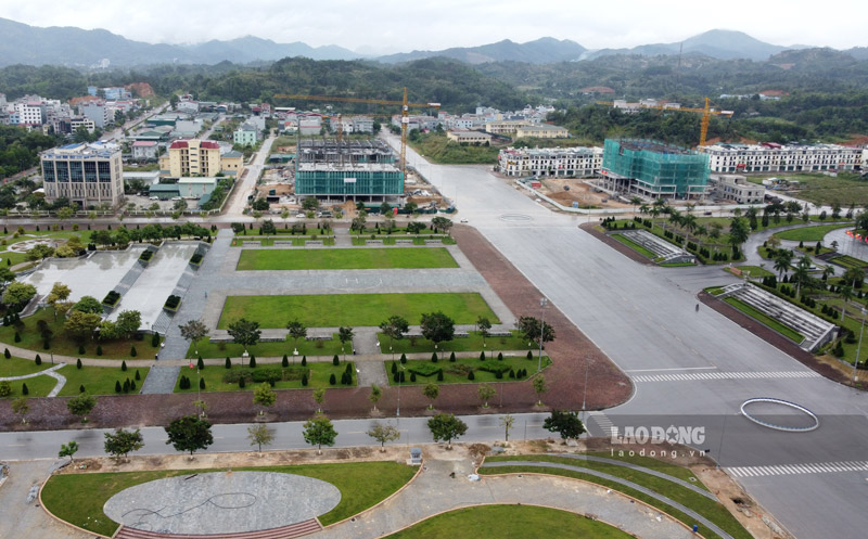 Công trình trụ sở làm việc các sở, ban, ngành (trái) được xây đối diện với trụ sở làm việc mới của UBND - HĐND tỉnh Cao Bằng.