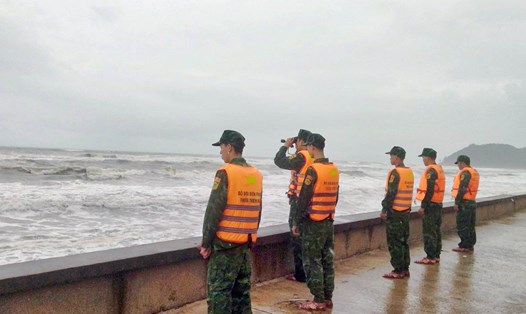 Lực lượng Đồn Biên phòng Vinh Hiền tổ chức tìm kiếm khu vực bờ biển xã Vinh Hải, huyện Phú Lộc. Ảnh Võ Tiến